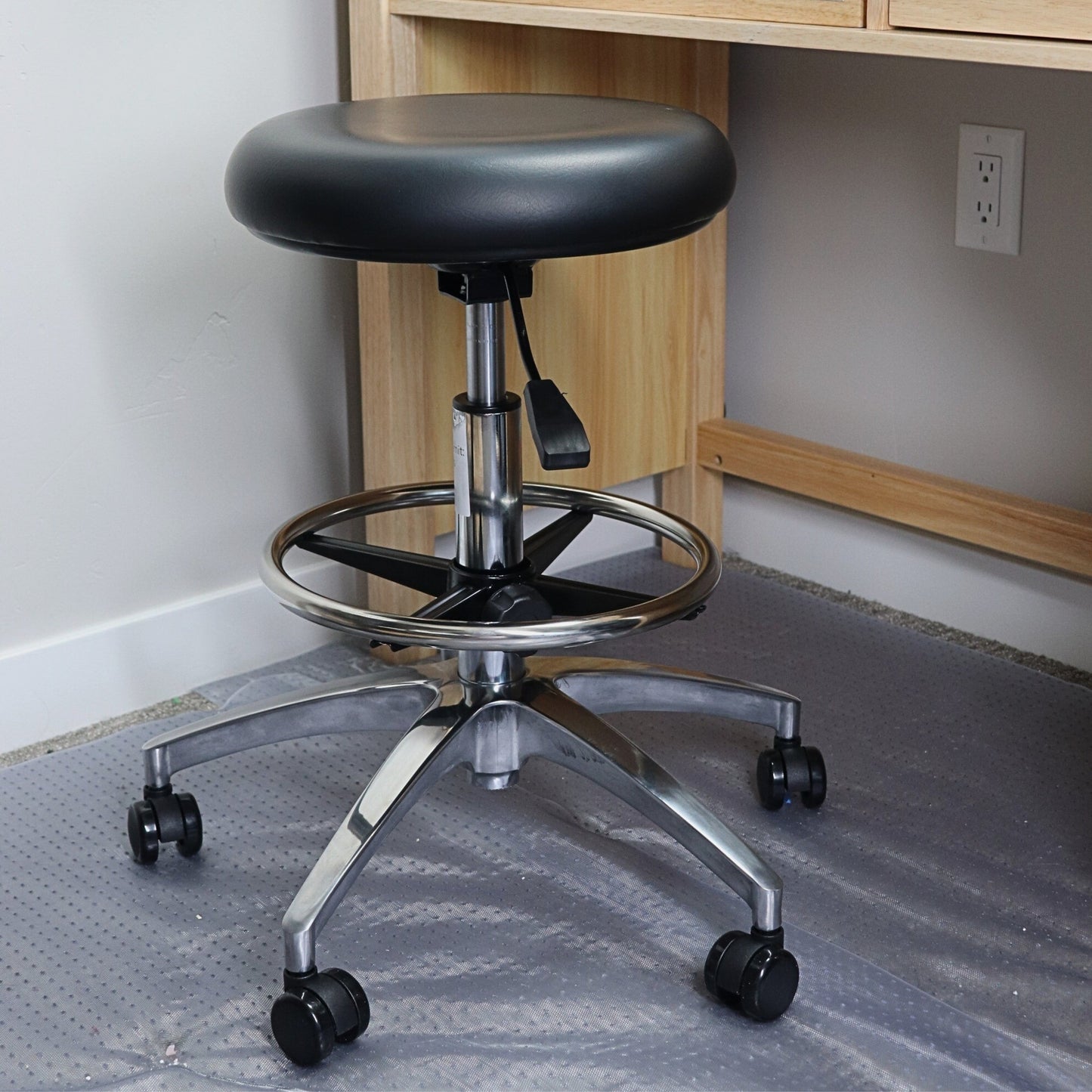 Professional Jeweler's Bench Stool with Hydraulic Lift and Footrest - Clay Revolution