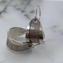 Laden Sie das Bild in den Galerie-Viewer, On the Edge with Carrie Story 2-4-26 Tucson