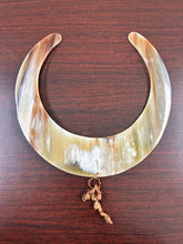 Laden Sie das Bild in den Galerie-Viewer, Natural Horn Choker with Copper Branch Drop