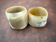 Laden Sie das Bild in den Galerie-Viewer, Horn Bangle Wrap Light