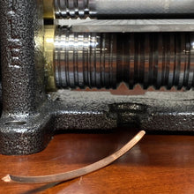 Carregar imagem no visualizador da galeria, Triangle Mill